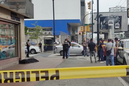 El ciudadano baleado quedó tendido fuera de un local comercial del sector.