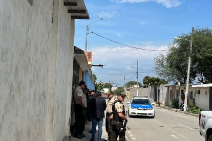 Agentes de la policía buscaron cámaras de seguridad del sector donde se cometió el ataque.