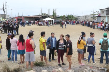 Los habitantes de La Delia formaron una extensa columna para poder pasar hacia las carpas donde estaban los funcionarios y entregar sus documentos.