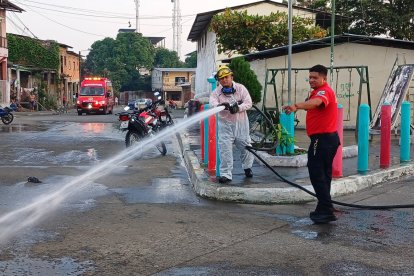 Este viernes 19 de julio, bomberos, con sus motobombas, limpiaban el interior y  exterior de una escuela.