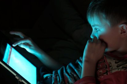 El exceso de pantallas en los niños es dañino según expertos.