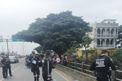 El cadáver quedó junto a la baranda de un puente, en el viaducto de la Prosperina.