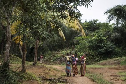 Tres madres en Sierra Leona.