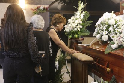 Hilda contempló el cuerpo de su madre. Allí se mantuvo sollozando por unos minutos.