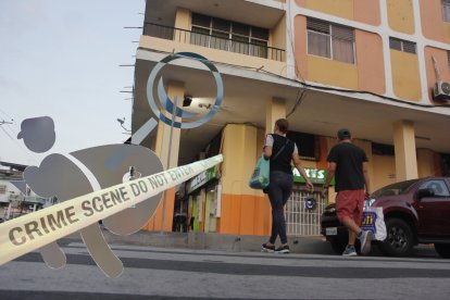 El departamento al que ingresó el delincuente se encuentra en el primer piso del edificio esquinero.