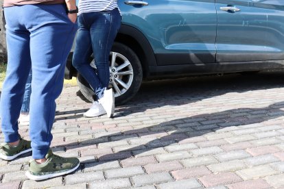 La madre de la deportista junto a uno de los oficiales que llevan el caso en una de las instituciones judiciales en Quito.