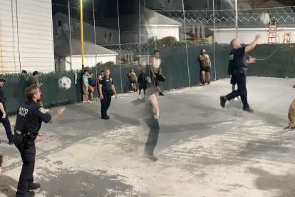 Los policías del NYPD se observaban alegres en el partido.