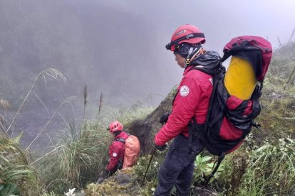 Las condiciones del clima no han ayudado en la búsqueda del excursionista. (Foto Bomberos Latacunga)