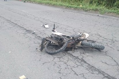 La moto de la víctima quedó en la calzada.