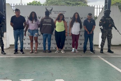 La banda delincuencial, escoltada por la Policía Nacional.