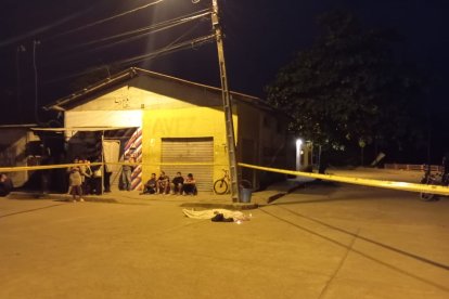 El hombre se desplomó en la calle cuando lo llevaban al hospital.