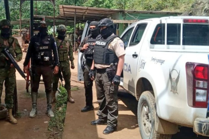 Policías y militares detuvieron a varios miembros de Los Lobos.