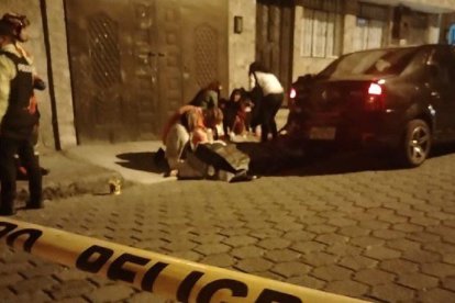 Las víctimas se movilizaban en un vehículo y estaba a punto de ingresar a su vivienda.