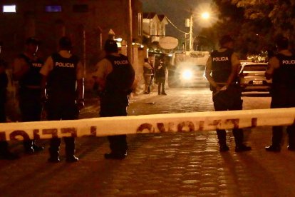 La Policía indaga si iban por los asesinados o por otra persona que estuvo en el sitio minutos antes.