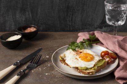 Los huevos son ricos en proteínas de alta calidad, vitaminas como la A, D, E y del complejo B.