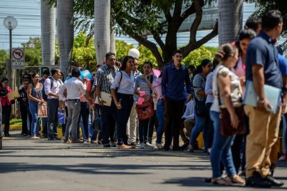 Uno de los factores del mal momento económico es la caída en el consumo.