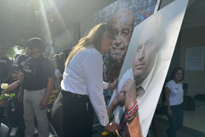 Un homenaje se realizó en los bajos del Municipio de Manta.