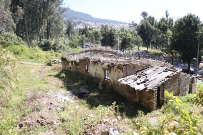 Una casa abandonada podría servir también como guarida en este lugar, a pocos metros de la avenida Mariscal Sucre.