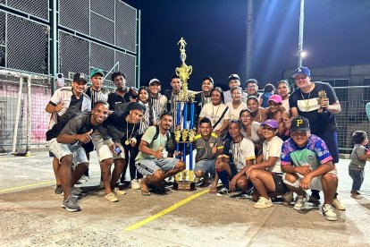 Los integrantes de Inolvidables celebraron el trofeo del barrial El Patucho.