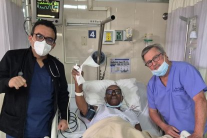 Moacyr Pinto, el campeón del mundo con Brasil, levanta su brazo, dice que todo esta bien. El Dr. Roberto Gilbert expresó que le dará el alta medica.