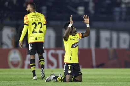 Adonis Preciado de Barcelona celebra su gol en un partido por la clasificación a los octavos de final de la Copa Sudamericana entre RB Bragantino y Barcelona SC en el estadio Nabi Abi Chedid en Braganca Paulista (Brasil). EFE/ Isaac Fontana