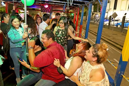En la ciudad se bailan diferentes géneros y en diferentes 'tarimas': la chiva farrera es una de ellas.