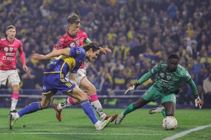 Edinson Cavani (c) de Boca disputa un balón con Richard Schunke de Independiente (i) este miércoles, a un partido por la clasificación a los octavos de final de la Copa Sudamericana