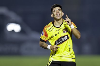 Braian Oyola de Barcelona celebra su gol ante RB Bragantino