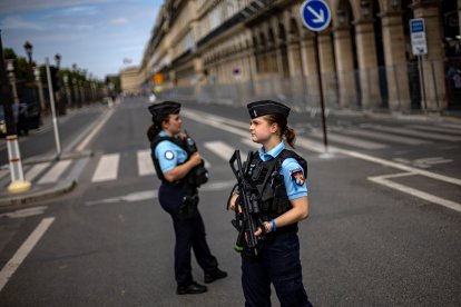Policía, militares y seguridad privada recorren desde el jueves 24 las principales calles y atractivos turísticos de París.