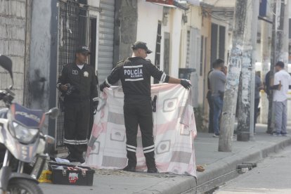 El cuerpo de la víctima fue cubierto con una sábana