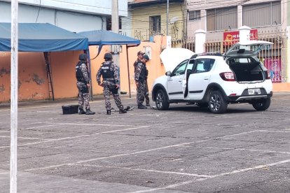La Policía descartó que había más explosivos debajo del automóvil.