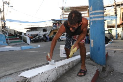 Carlitos, como lo conocen en el sector, se encargó de pintar las veredas de blanco y celeste.