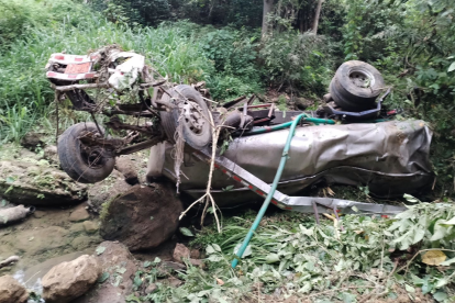 Así quedó el vehículo que terminó abajo del precipicio.