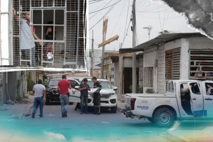 Alexander Zambrano Anchundia fue asesinado afuera de su domicilio. La policía llegó al lugar para recabar indicios.