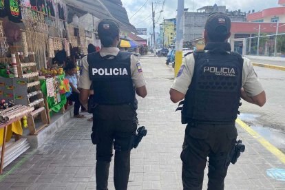 Agentes de la policía recorrieron varios sectores de Atacames.