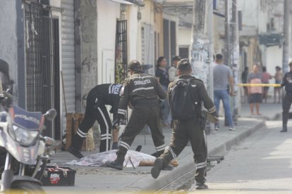 Stefan Capurro tras ser herido salió de la peluquería. Se desplomó en la vereda.
