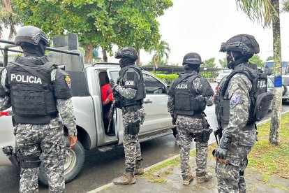 Los uniformados procedieron a la captura de los sospechosos en Atacames.