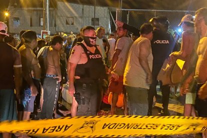 Tras el ataque, varias personas se aglomeraron alrededor de la víctima.