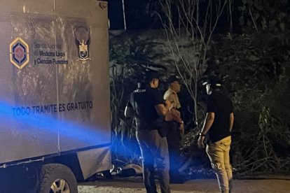 Los cuerpos fueron hallados en una calle poco iluminada.