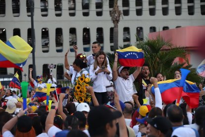 Ciudadanos, atentos en el norte de Guayaquil a las elecciones de Venezuela.