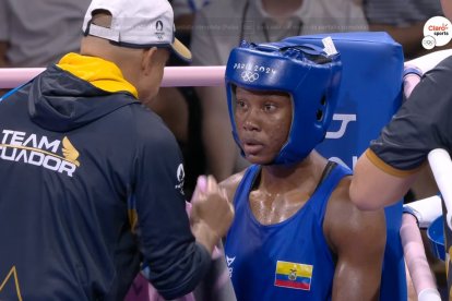 La boxeadora ecuatoriana recibió la asistencia de su entrenador en los octavos de final de París 2024