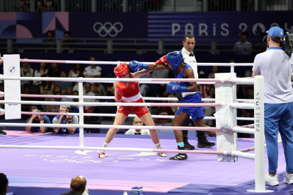 La ecuatoriana María José Palacios (d) en los octavos de final ante la boxeadora australiana