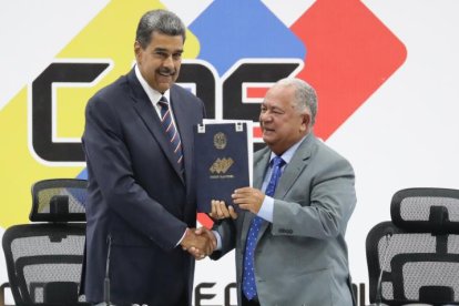 El presidente de Venezuela, Nicolás Maduro, y el presidente de Consejo Nacional Electoral (CNE), Elvis Amoroso, sostienen el acta de juramentación.