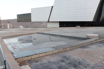 Los alrededores del edificio lucen llenos de polvo.