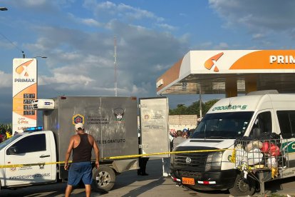 Dos de las víctimas quedaron en el interior de la furgoneta y la otra estaba fuera en el pavimento.