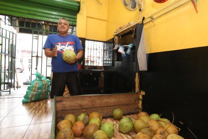 El hombre no solo vende los cocos, sino también otros productos derivados de estos.