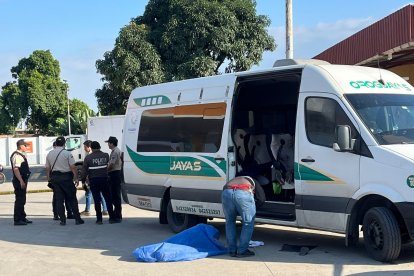 Dos de los cuerpos quedaron al interior de la buseta, otra persona fue bajada al pavimento.