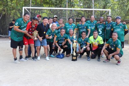 Los cracks de la sub-50 de Col-35 con la copa por ser los más ‘bacanes’.