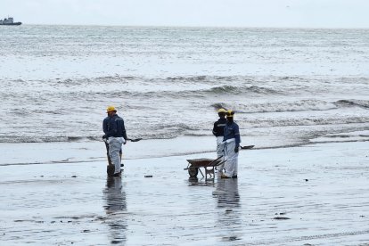 El petróleo afectó gran parte del turismo en la playa Las Palmas.
