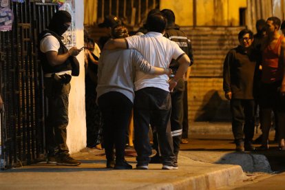 Familiares lamentan la muerte del policía.